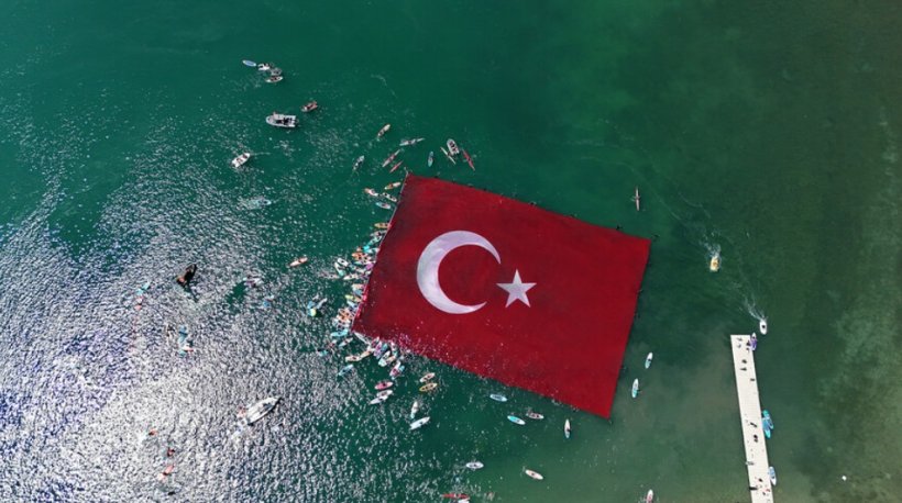 SAPANCA GÖLÜ' NDE 1923 METREKARELİK TÜEK BAYRAĞI AÇILDI.