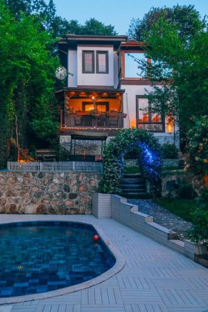 SAPANCA IŞIKLI BAHÇE VİLLA