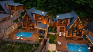 Doğanın kalbinde,kesintisiz göl manzaralı Balmy Bungalov.